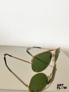 Paire de lunettes de soleil type aviateur en métal doré En l'état