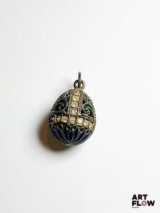 Pendentif en agrent 925/°° formantun oeuf, à décor émaillé polychrome et pierres d'imitation Poids brut : 9,48 gr