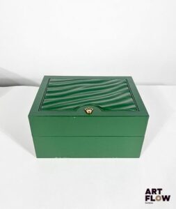 ROLEX Boîte et sur boîte, numérotée 30.00.08 8 x 15 x 11,5 cm env. En l'état (importantes traces et usures sur la sur boîte notamment)
