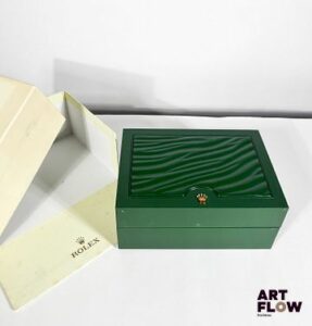 ROLEX Boîte et sur boîte, numérotée 31.00.04 8 x 18 x 13 cm En l'état (importantes traces et usures surla sur boîte notamment)