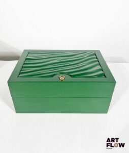 ROLEX Boîte et sur boîte, numérotée 31.00.64 8 x 18 x 13 cm En l'état (importantes traces et usures et accidents sur la sur boîte notamment)