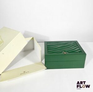 ROLEX Boîte et sur boîte, numérotée 31.00.64 8 x 18 x 13 cm En l'état (importantes traces et usures surla sur boîte notamment)