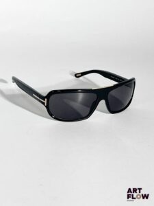 TOM FORD Paire de lunettes de soleil noires, bijouterie en métal doré. Dimensions : H. 4 x L. 14 cm