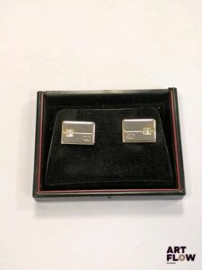 VALENTINO GAVARINI Bijoux Paire de boutons de manchettes en metal doré ornés d'un strass Dans leur écrin d'origine