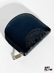 VERSACE PROFUMI Porte monnaie en cuir d'imitation noir embossé, bijouterie en métal argenté. Dimensions : H. 9,5 x L. 10 cm