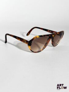 VUARNET Paire de lunettes de soleil en résine écaille de tortue. Dimensions : H. 5 x L. 13 cm