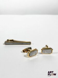 YSL Paire de boutons de manchette et pince à cravate en métal doré et argenté Boutons de manchette : 1,8 x 1 cm env.