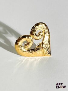 YVES SAINT LAURENT Clip en métal doré représentant un coeur. Signé au dos. Dimensions : H. 4 x L. 4,5 cm