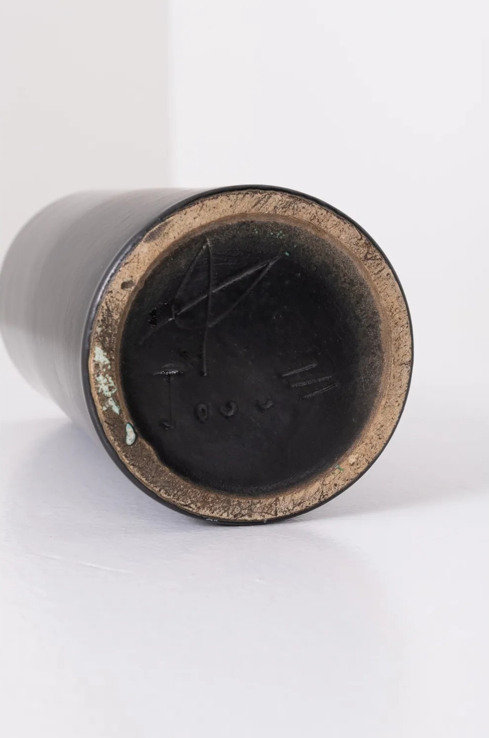 Détail de la signature d'un vase "cylindre" en céramique émaillée noir par Georges Jouve