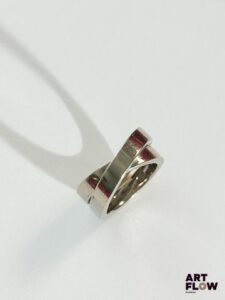 CARTIER Modèle "Nouvelle vague" Bague en or gris 18k (750/1000) figurant deux anneaux entrelacés Signée et numérotée Poids : 15,08 g TDD : 48 Avec facture Dans son écrin, sa boite et avec son sac d'origine Usures