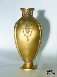 CHRISTOFLE Vase de forme ovoide sur piedouche en bronze galvanique doré, à décor orientaliste stylisé. Signé du poinçon d'orfèvre Christofle et marqué numéro 1005 Hauteur : 30,5 cm Modèle dans les collections du Musée de Boulogne-Billancourt