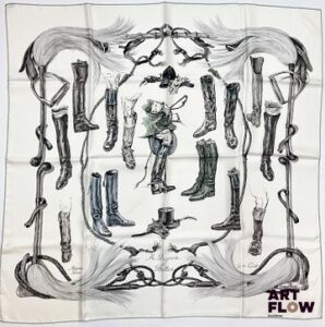 HERMÈS Modèle "A propos de Bottes" Carré en twill de soie d'après Xavier DE PORET 90 x 90 cm Infimes traces. Avec boite Bibliographie : Genevieve Fontan, Carrés d'art, Dictionnaire illustré des carrés Hermès valeur, 2025