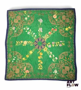 HERMÈS Modèle Arabesques d'après un dessin d'Henri d'Origny Carré en twill de soie dans les tons verts à fine bordure bleu 90 x 90 Tâches, froissé Dans une boîte