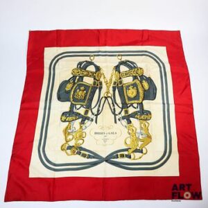 HERMÈS Modèle Brides de Gala Carré en twill de soie dans les tons crème et rouge 90 x 90 cm Traces et tâches
