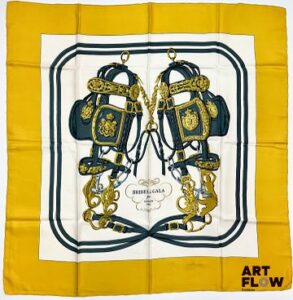 HERMÈS Modèle "Brides de Gala" Carré en twill de soie d'après Hugo GRYGKAR à bordure jaune 90 x 90 cm Bon état général malgré quelques traces