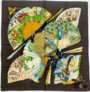 HERMÈS Modèle "Brise de Charme" d'apres un dessin de Julie ABADIE Carré en twill de soie à bordure marron 90 x 90 cm Très bon état général malgré quelques infimes taches