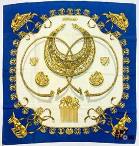 HERMÈS Modèle "Cavaliers d'Or" Carré en twill de soie d'après Vladimir RYBALTCHENKO 90 x 90 cm Usures, quelques taches