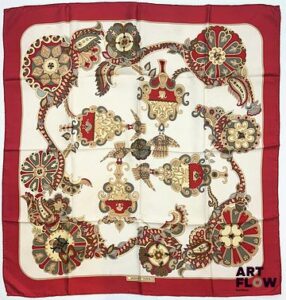 HERMÈS Modèle "Cendrillon" d'après un dessin de Karin SWILDENS Carré en twill de soie à bordure rouge 1ère édition de 1972 90 x 90 cm Décolorations, taches, traces, fils tirés Bibliographie : Genevieve Fontan, Carrés d'art, Dictionnaire illustré des carrés Hermès valeur, 2025, p 69