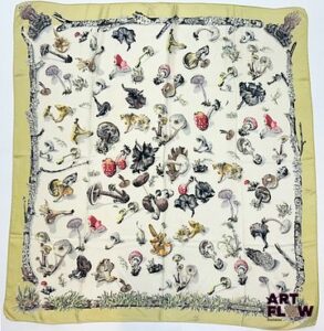 HERMÈS Modèle "Champignons II" Carré en twill de soie d'après A.GAVARNI & F.de LA PERRIERE 90 x 90 cm Usures conformes à l'âge de la pièce