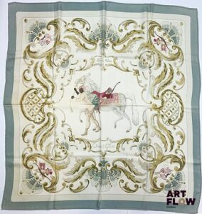 HERMÈS Modèle "Cheval Turc" Carré en twill de soie d'après Christiane VAUZELLES 90 x 90 cm En l'état : usures, décoloration, roulotté aplati