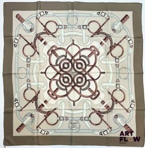 HERMÈS Modèle "Éperons d'or" d'après un dessin d'Henri D'ORIGNY Carré en twill de soie à bordure taupe 90 x 90 cm Très bon état général malgré d'infimes tâches
