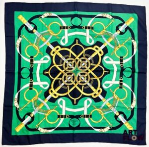 HERMÈS Modèle "Eperons d'or" d'après un dessin d'Henri d'Origny Carré en twill de soie dans les tons vert à bordure bleu marine. 90 x 90 cm Petite tâche et fil tiré. Bibliographie : Genevieve Fontan, Carrés d'art, Dictionnaire illustré des carrés Hermès valeur, 2025