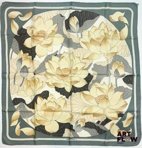 HERMÈS Modèle "Fleurs de Lotus " Carré en twill de soie d'après Christiane VAUZELLES 90 x 90 cm Usures conformes à l'âge de la pièce (taches, traces..)