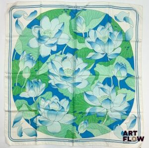 HERMÈS Modèle "Fleurs de Lotus " d'après un dessin de Christiane VAUXELLES Carré en twill de soie dans les tons bleus, blancs et verts 90 x 90 cm Usures conformes à l'age de la pièce (décolorations, taches..)