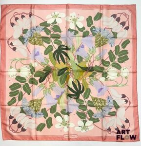 HERMÈS Modèle "Flora Graeca" Carré en twill de soie d'après Nikki GOULANDRIS 1ere édition 1983 90 x 90 cm Bon état général malgré quelques taches Bibliographie : Genevieve Fontan, Carrés d'art, Dictionnaire illustré des carrés Hermès valeur, 2025, p 121