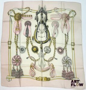 HERMÈS Modèle "Frontaux et Cocardes " Carré en twill de soie d'après Cathy LATHAM 90 x 90 cm Bon étta général malgré quelques taches