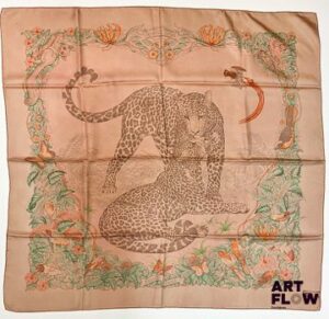 HERMÈS Modèle "Jungle Love (surteint)" Carré en twill de soie d'après Robert DALLET 90 x 90 cm Infime tache. Avec boîte