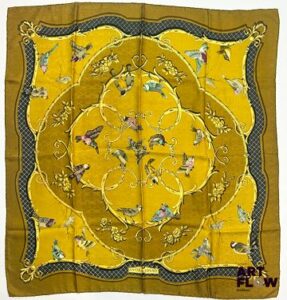 HERMÈS Modèle "La Clé des Champs" Carré en twill de soie d'après Françoise FACONNET 90 x 90 cm Très bon état général malgré quelques fils tirés et d'infimes taches