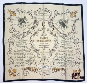 HERMÈS Modèle "L'Art d'Ecrire" Carré en twill de soie d'après 90 x 90 cm Bon état général malgré de petites taches/décolorations