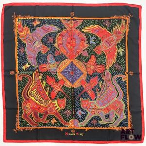 HERMÈS Modèle "Légende Kuna - Peuple de Panama" d'après un dessin de Zoé PAUWELS Carré en twill de soie à bordure noire et rouge 1ère édition 2002 90 x 90 cm Etat proche du neuf, dans ses plis d'origine. Avec boîte et surboîte Bibliographie : Genevieve Fontan, Carrés d'art, Dictionnaire illustré des carrés Hermès valeur, 2025, p.153