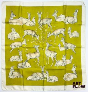 HERMÈS Modèle "Les Biches" d'après un dessin de Xavier DE PORET Carré en twill de soie à bordure beige 90 x 90 cm 1ère édition 1957 En l'état. Déchirure dans le bord, usures et tache, traces de bic en bordures. Avec boîte Bibliographie : Genevieve Fontan, Carrés d'art, Dictionnaire illustré des carrés Hermès valeur, 2025, p. 53