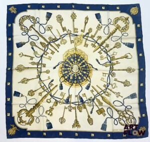 HERMÈS Modèle "Les Clés" Carré en twill de soie d'après Cathy LATHAM 90 x 90 cm Bon état général malgré de petites décolorations, et tâches