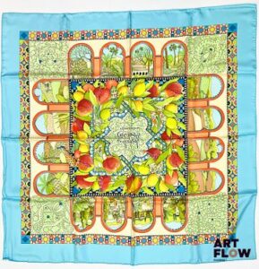 HERMÈS Modèle Les Jardins d'Andalousie d'après un dessin d'Aline Honoré Carré en twill de soie à bordure bleue claire 1ere édition 2006 Dimensions : 90 x 90 cm Dans sa boîte d'origine Bibliographie : Genevieve Fontan, Carrés d'art, Dictionnaire illustré des carrés Hermès valeur, 2025