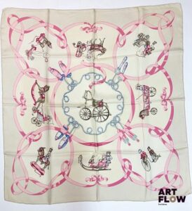HERMÈS Modèle "Les Jouets Mobiles" Carré en twill de soie d'après Nina VON BISTRAM 90 x 90 cm Taches