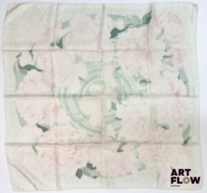 HERMÈS Modèle "Les Pivoines" Carré en twill de soie d'après Christiane VAUZELLES 90 x 90 cm Usures, quelques taches