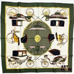 HERMÈS Modèle Les voitures à transformation d'après un dessin de Francoise De la Perrière Carré en twill de soie à bordure verte 90 x 90 cm Très bon état général malgré d'infimes taches Dans sa boîte d'origine Bibliographie : Genevieve Fontan, Carrés d'art, Dictionnaire illustré des carrés Hermès valeur, 2025