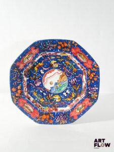 HERMES Modèle Marqueterie de pierres d'Orient et d'Occident Assiette creuse en porcelaine de Limoges à riche décor polychrome Marqué du cachet de la maison au dos Diamètre : 32 cm Quelques légers manques sur le dessin et salissures au dos