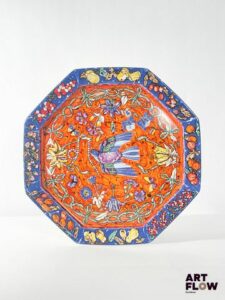 HERMES Modèle Marqueterie de pierres d'orient et d'Occident Grand plat en porcelaine de Limoges à riche décor polychrome Marqué du cachet de la maison au dos Diamètre : 34 cm Quelques légers manques sur le dessin et salissures au dos