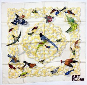 HERMÈS Modèle "Oiseaux de l'Inde et de l'Himalaya" Carré en twill de soie d'après Catherine BASCHET 90 x 90 cm Infimes taches et salissures. Avec boîte Bibliographie : Genevieve Fontan, Carrés d'art, Dictionnaire illustré des carrés Hermès valeur, 2025