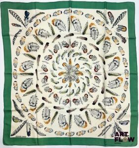 HERMÈS Modèle "Plumes II" d'après un dessin de Henri DE LINARES Carré en twill de soie à bordure verte 90 x 90 cm Bon état général malgré quelques tâches, traces, et fils tirés