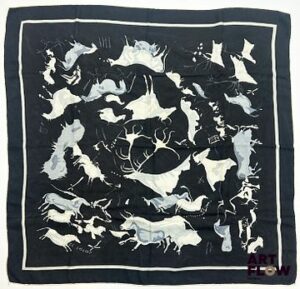 HERMÈS Modèle "Préhistoire : Grottes de Lascaux" Carré en twill de soie d'après Hugo GRYGKAR 90 x 90 cm 1ère édition 1951 Usures liées à l'âge de la pièce. Avec boîte Bibliographie : Genevieve Fontan, Carrés d'art, Dictionnaire illustré des carrés Hermès valeur, 2025, p.196