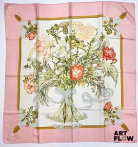 HERMÈS Modèle "Regina" Carré en twill de soie d'après Leila MENCHARI 1er édition 1972 90 x 90 cm En l'état (taches, accros)