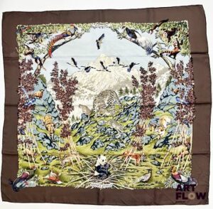 HERMÈS Modèle "Sichuan" Carré en twill de soie d'après Robert DALLET 90 x 90 cm Dans sa boîte d'origine Très bon état général malgré quelques infimes traces Bibliographie : Genevieve Fontan, Carrés d'art, Dictionnaire illustré des carrés Hermès valeur, 2024
