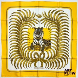 HERMÈS Modèle "Tigre Royal" d'après un dessin de Christiane VAUZELLES Carré en twill de soie à bordure jaune 90 x 90 cm Etat proche du neuf, dans ses plis d'origine. Avec boîte