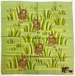 HERMÈS Modèle "Tigres dans les Herbes" Carré en twill de soie d'après Joachim METS 90 x 90 cm Usures, taches et fils tirés - tampon S sur dessin