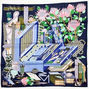 HERMÈS Modèle Trésors d'un Artiste Carré en twill de soie dans les tons bleu marine, bleu ciel et rose 1er édition 2017 90 x 90 cm Dans sa boîte et sur boîte d'origine Etat proche du neuf Bibliographie : Genevieve Fontan, Carrés d'art, Dictionnaire illustré des carrés Hermès valeur, 2025